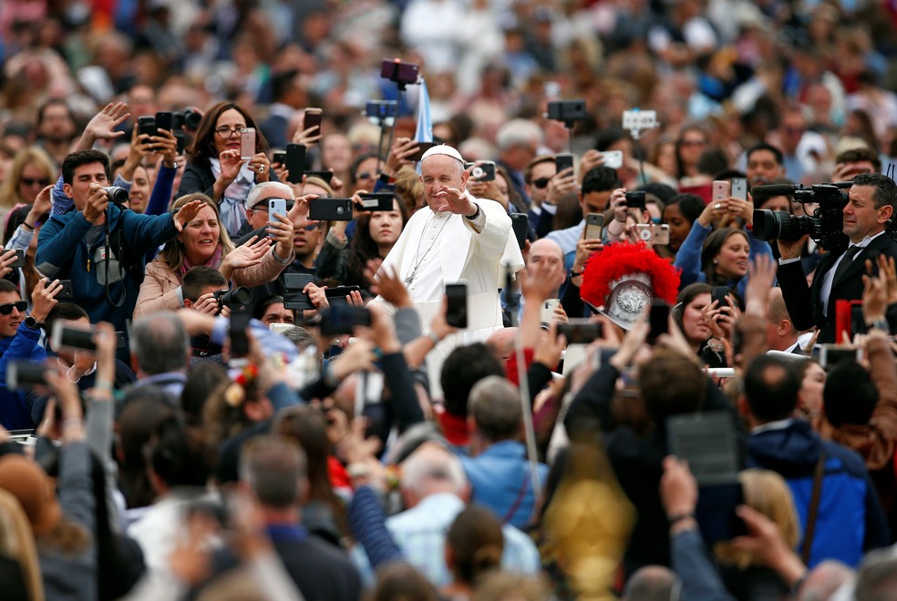 Papa Francisco acena para fiéis na Praça São Pedro durante celebração da Páscoa, neste domingo (21). — Foto: Reuters