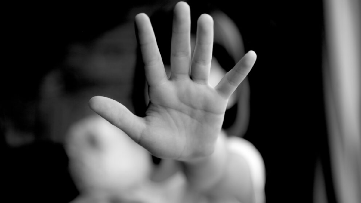 Após sumir a caminho da igreja, menina de 12 anos é resgatada ferida em Maceió De acordo com a cabo Rezende, que participou diretamente da operação, o suspeito é tio do padrasto da vítima.
