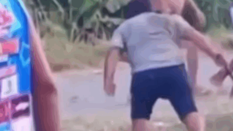 Motorista leva pedrada na cabeça durante saque de carga após acidente Segundo informações preliminares, o condutor foi atingido por uma pedrada na cabeça ao tentar impedir que populares saqueassem parte da carga.
