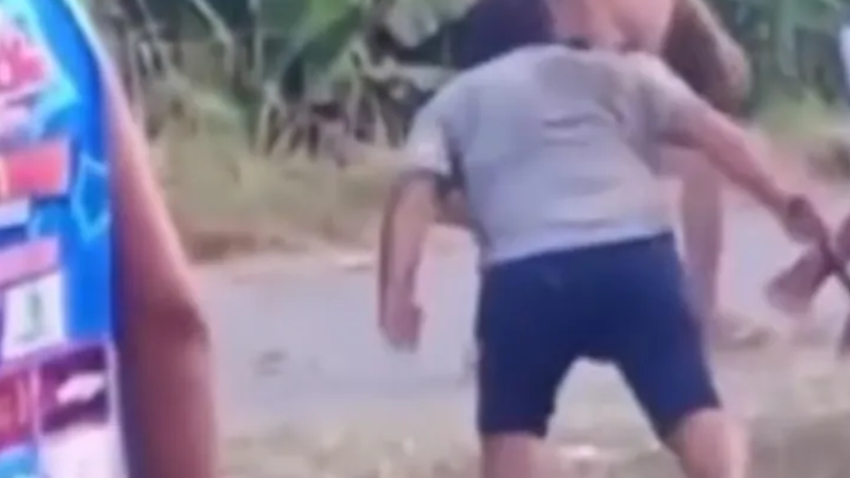 Motorista leva pedrada na cabeça durante saque de carga após acidente Segundo informações preliminares, o condutor foi atingido por uma pedrada na cabeça ao tentar impedir que populares saqueassem parte da carga.
