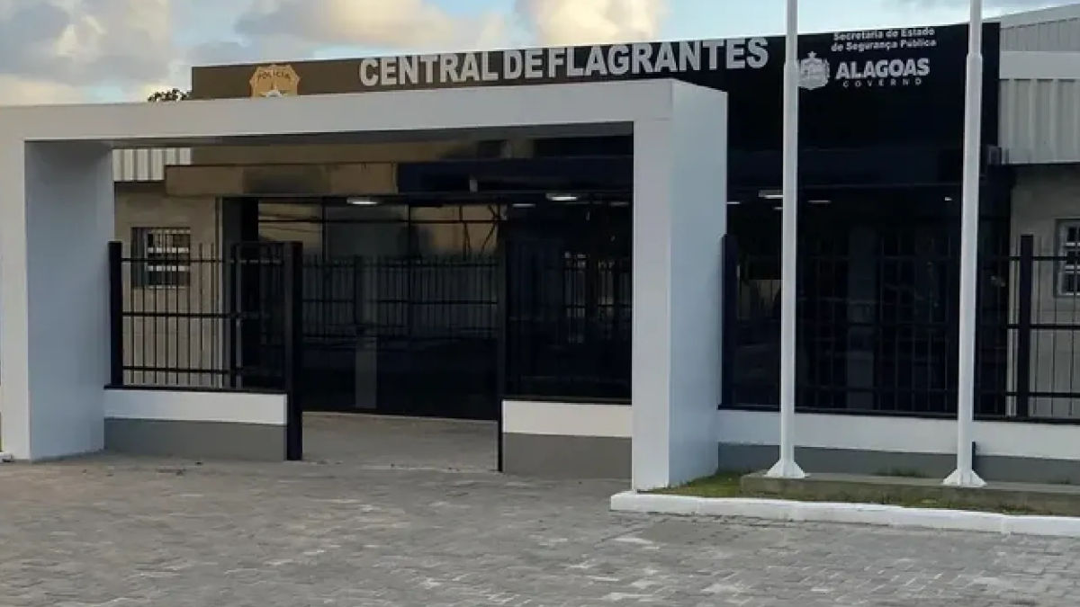 Homem é preso após quebrar brinquedos, praticar atos de nudez e ameaçar frequentadores em praça de Maceió Populares informaram ainda que o homem chegou a ser agredido por frequentadores antes da chegada da polícia.