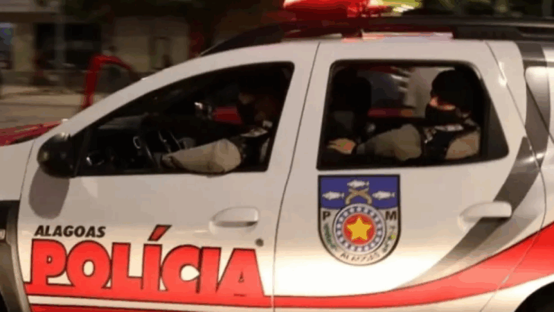 Casal é baleado dentro de casa na Grota da Alegria, em Maceió O casal foi socorrido por uma equipe do Serviço de Atendimento Móvel de Urgência (Samu) e encaminhado para o Hospital Geral do Estado (HGE).