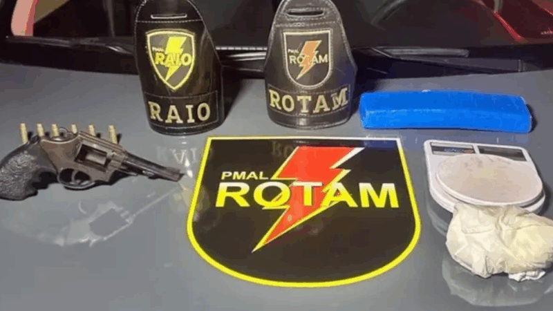 Trio é preso com drogas e arma em residencial de São Miguel dos Campos De acordo com informações da ROTAM e da 1ª Cia, as equipes foram até o endereço apontado pelas investigações e encontraram os suspeitos consumindo entorpecentes com a porta da residência aberta.