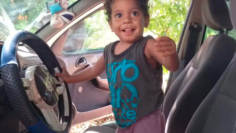 Bebê morre ao tentar abraçar a Mãe que levava choque de geladeira na Bahia Caso aconteceu na cidade de Angical. Mulher gritou ao receber uma descarga elétrica e logo em seguida foi abraçada pelo filho.