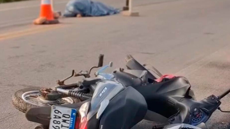 Acidente fatal: homem cai de moto e é atropelado por carreta na BR-101, em Alagoas Segundo relatos apuradas no local, o casal seguia viagem em uma moto Honda Biz quando, ao tentar sair do acostamento e acessar a pista principal, o pneu do veículo escorregou.