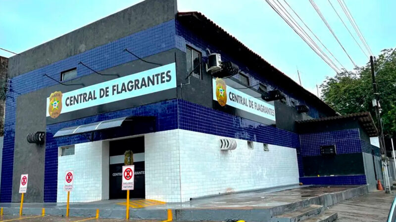 Passageiros reagem e impedem assalto a ônibus na Ponta Verde; sete suspeitos são presos Passageiros gritaram por socorro e acionaram a PM, que impediu o roubo e prendeu os suspeitos em flagrante.