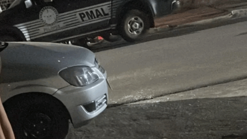 Perseguição policial termina com morte de adolescente em Palmeira dos Índios Gabriel Lincoln, de 16 anos, morreu após ser baleado durante perseguição policial em Palmeira dos Índios; versão da PM é contestada por familiares.