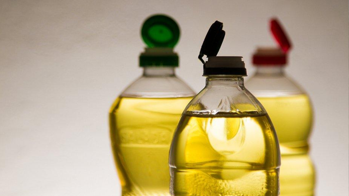 Óleo de uso diário no Brasil pode estar relacionado a câncer agressivo, indica estudo Pesquisa americana indica que ácido presente em óleos vegetais pode estimular crescimento de tumores de mama triplo negativo; especialistas recomendam cautela.