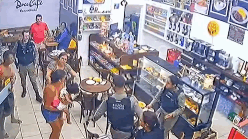 Policiais militares salvam bebê engasgada em comércio de AL A criança de apenas 1 ano e 2 meses ficou desacordada e foi socorrida com manobras de primeiros socorros em um posto de combustíveis em Penedo.
