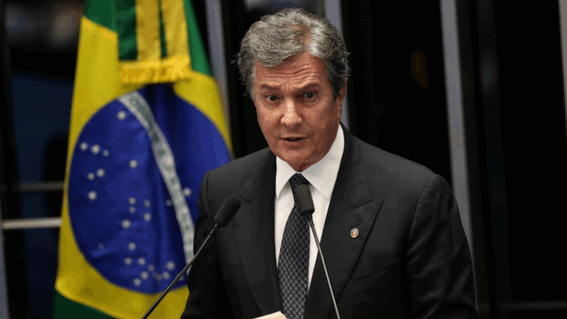 Alexandre de Moraes autoriza prisão domiciliar de Collor com tornozeleira Ministro Alexandre de Moraes levou em consideração a idade e o estado de saúde do ex-presidente, condenado por corrupção passiva e lavagem de dinheiro.