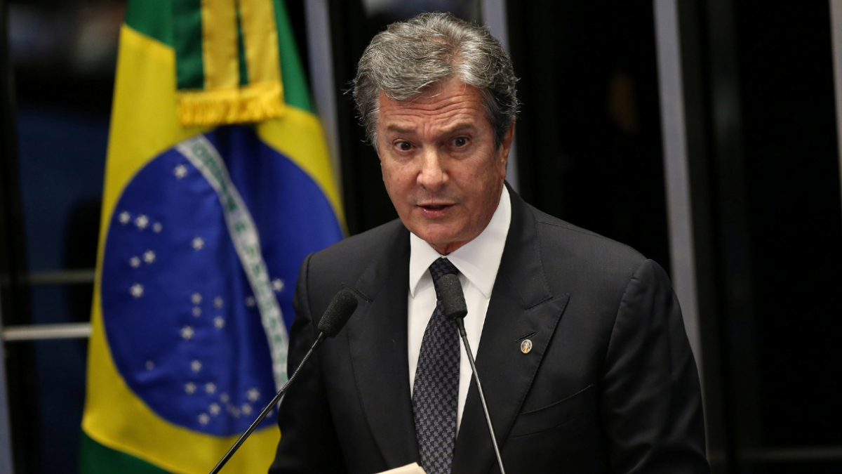 Alexandre de Moraes autoriza prisão domiciliar de Collor com tornozeleira Ministro Alexandre de Moraes levou em consideração a idade e o estado de saúde do ex-presidente, condenado por corrupção passiva e lavagem de dinheiro.