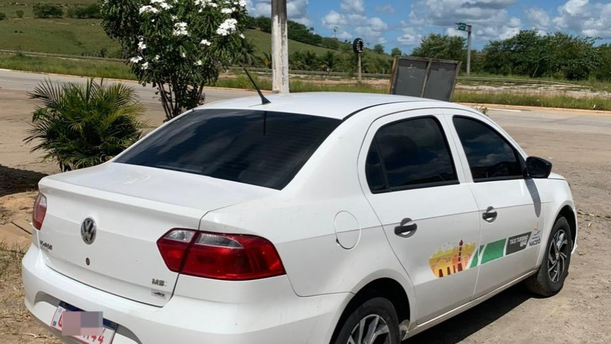 PRF prende grávida e taxista transportando 5 kg de cocaína em Joaquim Gomes A dupla foi flagrada pela PRF transportando droga com criança no veículo; destino final seria o estado de Pernambuco.