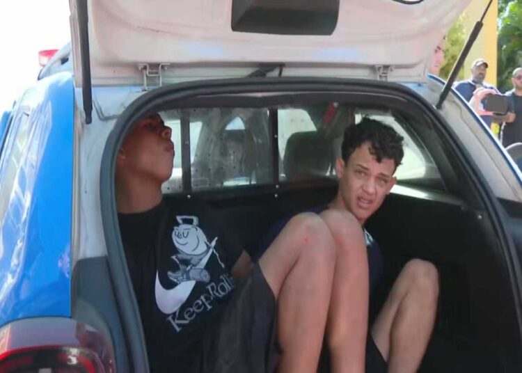 "É isso que você me dá no Dia das Mães?": mãe se desespera ao ver filho preso por assalto na Av. Brasil